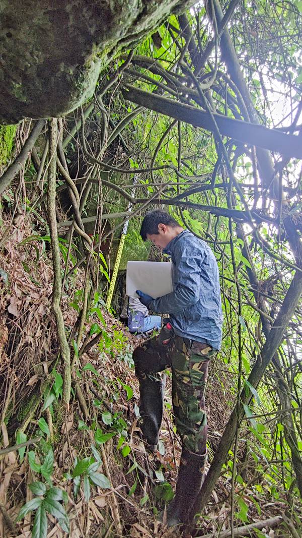 《記錄》。6月，綦江區(qū)一處危巖勘查工作現(xiàn)場，重慶一三六地質(zhì)隊(duì)地災(zāi)防治工程師羅猛記錄著實(shí)地調(diào)查的危巖情況與相關(guān)數(shù)據(jù)。杜健攝