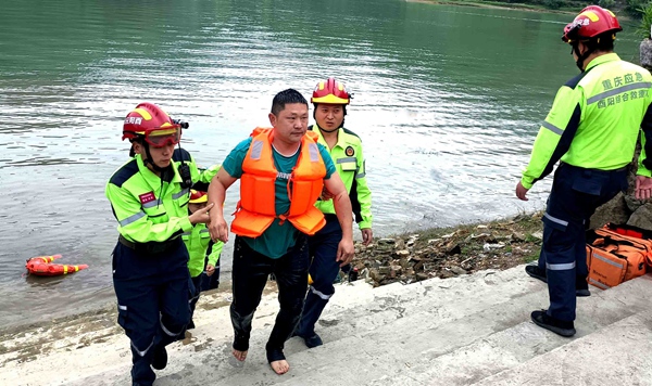 《酉陽舉行防汛暨地災(zāi)防治綜合應(yīng)急救援演練》。4月27日，酉陽土家族苗族自治縣舉行2023年防汛暨地質(zhì)災(zāi)害防治綜合應(yīng)急救援演練。圖為模擬救援落水群眾。吳雁攝