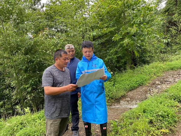 《雨中巡查》。7月4日，南川區(qū)三泉規(guī)劃和自然資源所開展雨中地災(zāi)巡排查，并指導(dǎo)群測群防員做好汛期巡排查和臨災(zāi)處置工作。舒勤燕攝