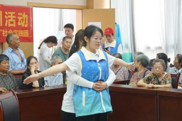 演示“海姆立克急救法”。重慶電子工程職業(yè)學院供圖