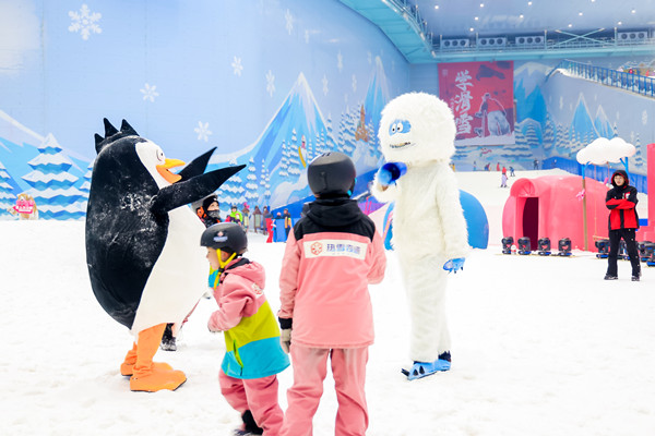游客在冰雪世界感受清涼。重慶熱雪奇跡供圖、