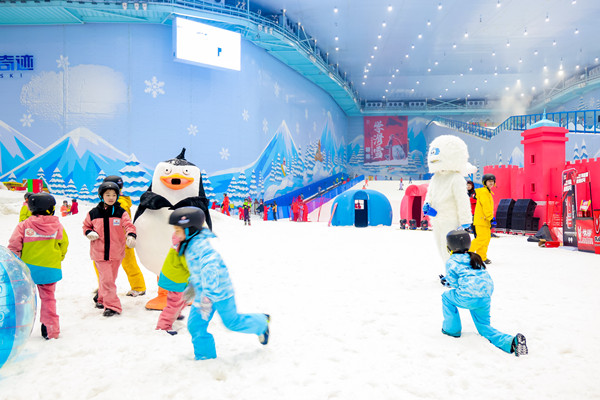 游客娛雪互動。重慶熱雪奇跡供圖