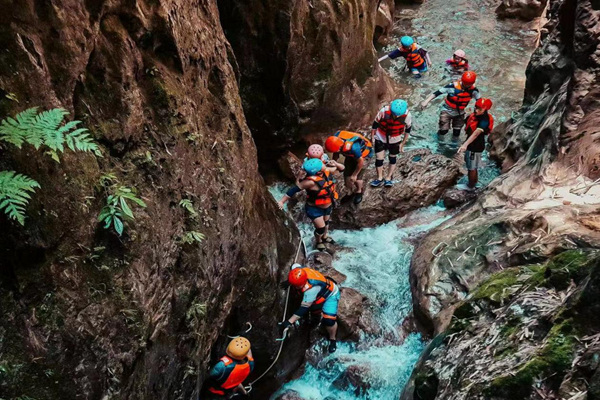 北碚區(qū)金刀峽景區(qū)，游客正在體驗(yàn)溪降活動(dòng)。受訪企業(yè)供圖