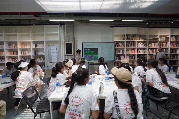 昌都市師生們?cè)谟鍖W(xué)習(xí)。李林?jǐn)z