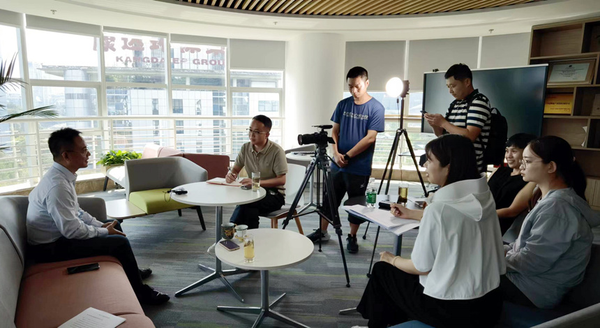 采訪團在重慶物流集團采訪。人民網(wǎng)記者 劉紅攝