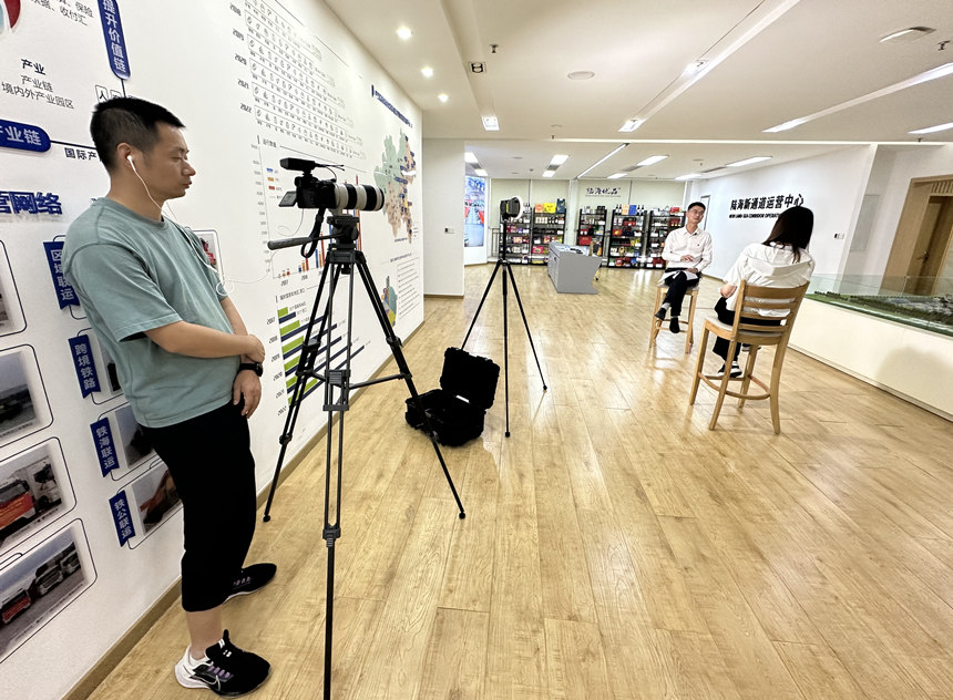 采訪團在陸海新通道運營中心采訪。人民網(wǎng)記者 劉政寧攝