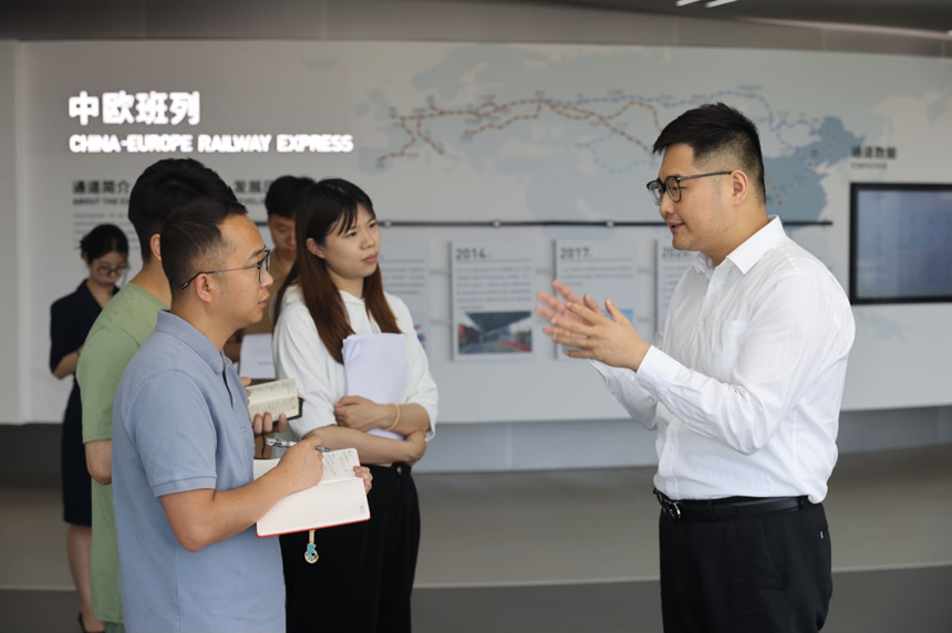 采訪團在重慶國際物流樞紐園區(qū)采訪。曾英豪攝