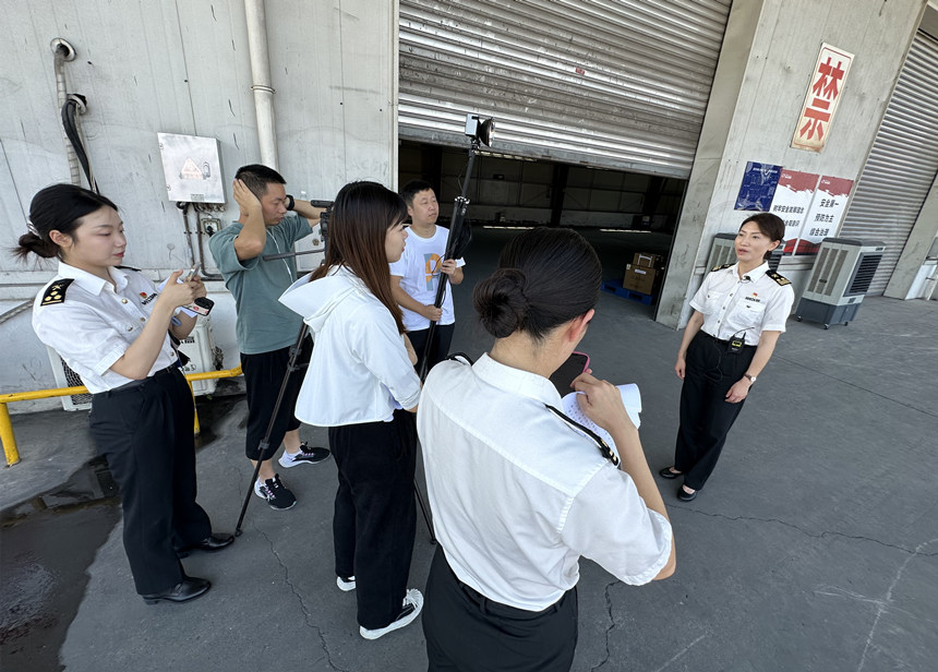 采訪團在重慶海關(guān)所屬渝州海關(guān)采訪。人民網(wǎng)記者 劉政寧攝