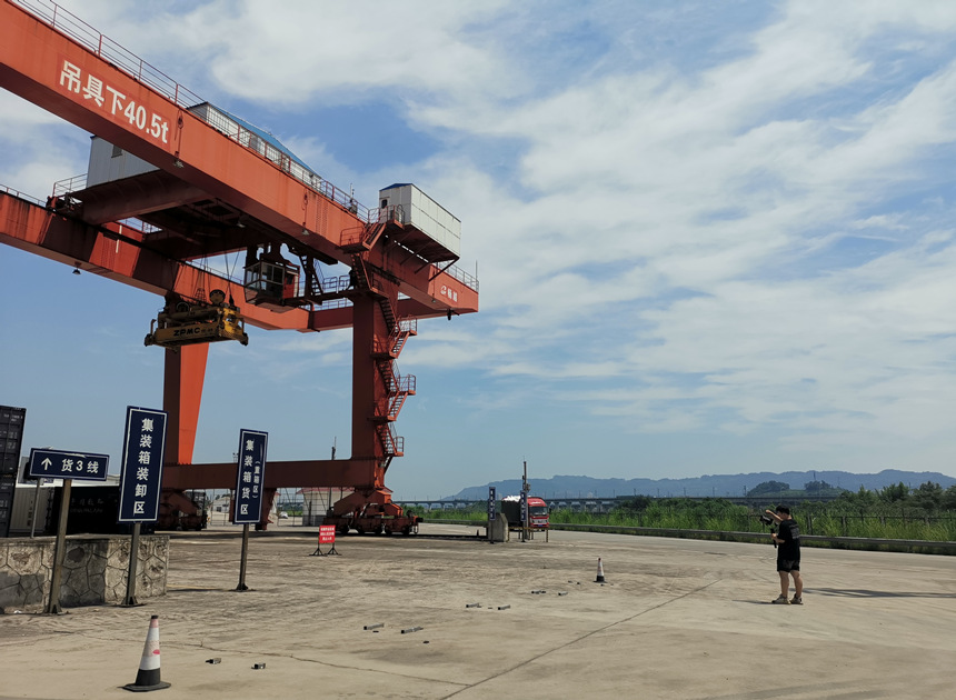 采訪團在重慶江津珞璜臨港產(chǎn)業(yè)城小南埡鐵路物流中心采訪拍攝。李波攝