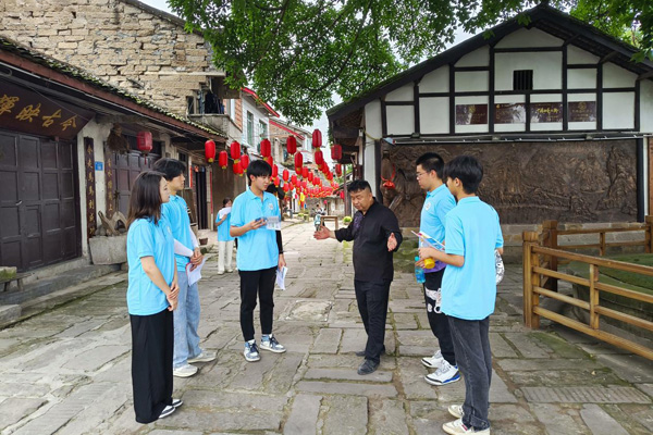 教育團(tuán)成員開(kāi)展訪談?wù){(diào)查。重慶交通職業(yè)學(xué)院供圖