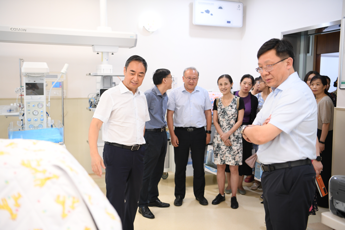 參觀產(chǎn)房NICU。院方供圖