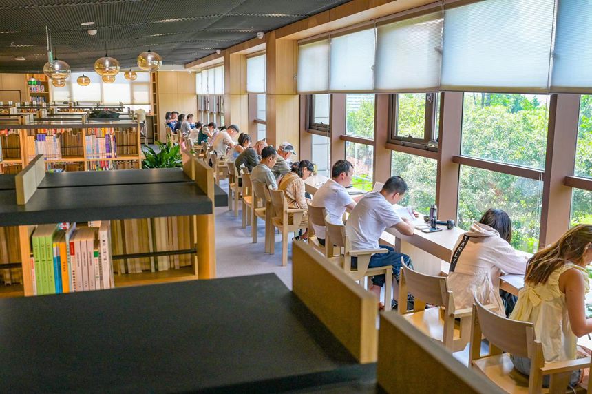 讀者在森林圖書館內(nèi)看書。鄒樂攝