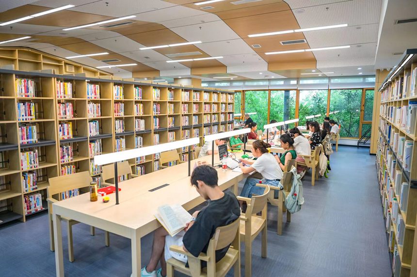 讀者在森林圖書館內(nèi)看書。鄒樂攝