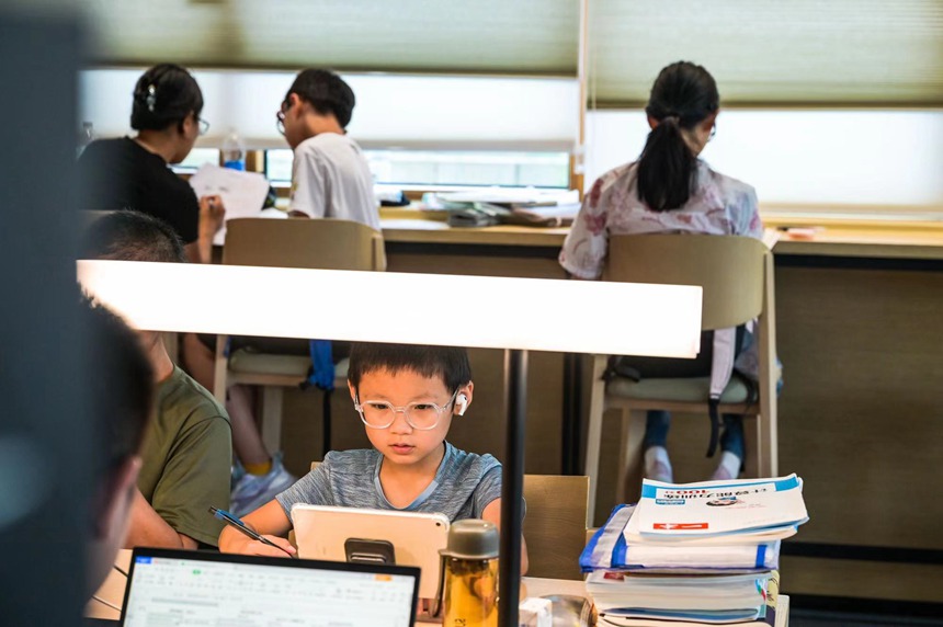 讀者在森林圖書館內(nèi)看書。鄒樂攝