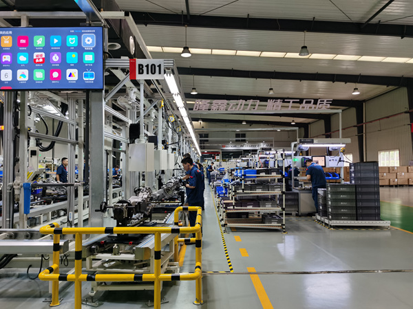 在重慶隆鑫發(fā)動(dòng)機(jī)有限公司生產(chǎn)車間，工作人員正在加工發(fā)動(dòng)機(jī)和零部件。王玉婷攝