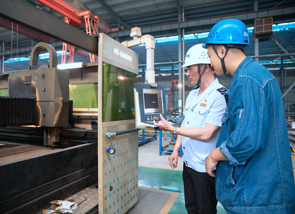 南川區(qū)稅務(wù)人員走進(jìn)重慶市上澤機(jī)電有限公司生產(chǎn)車間，了解企業(yè)生產(chǎn)和研發(fā)情況，宣傳研發(fā)費(fèi)用加計(jì)扣除政策。楊寅攝