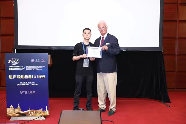 楊波（左）出席活動。重慶美侖美奐整形美容醫(yī)院供圖