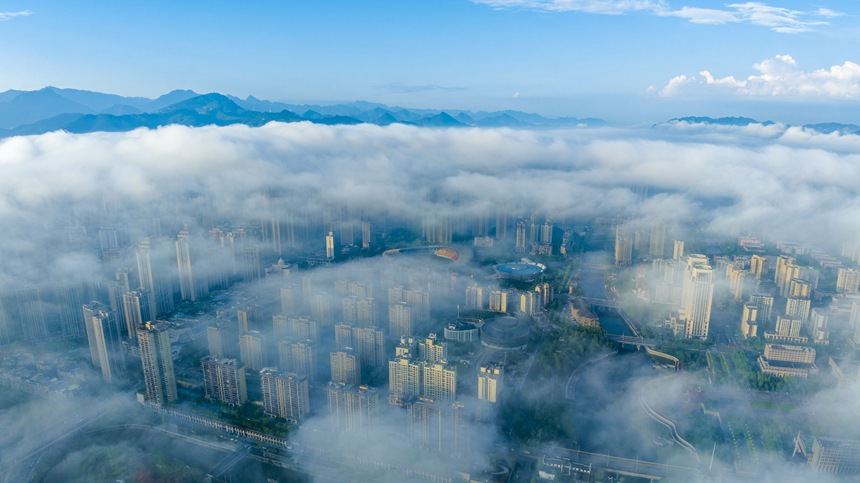 云霧繚繞的南川城區(qū)。甘昊旻攝