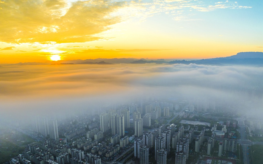 云霧繚繞的南川城區(qū)。甘昊旻攝