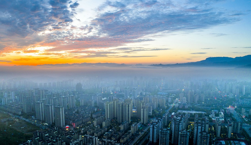 云霧繚繞的南川城區(qū)。甘昊旻攝