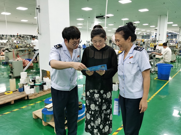 高新區(qū)稅務(wù)人員走訪企業(yè)，宣傳輔導(dǎo)研發(fā)費(fèi)用加計(jì)扣除等稅費(fèi)優(yōu)惠政策。王玉婷攝