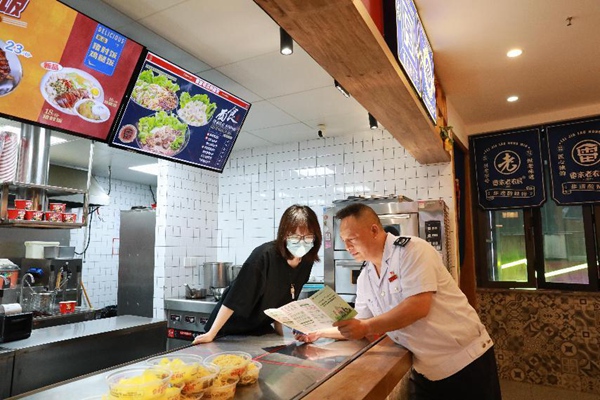 近日，沙坪壩區(qū)稅務(wù)人員走進(jìn)酸辣粉店，宣傳個(gè)體工商戶相關(guān)稅費(fèi)優(yōu)惠政策，點(diǎn)對(duì)點(diǎn)答疑解難。陳賽亞攝