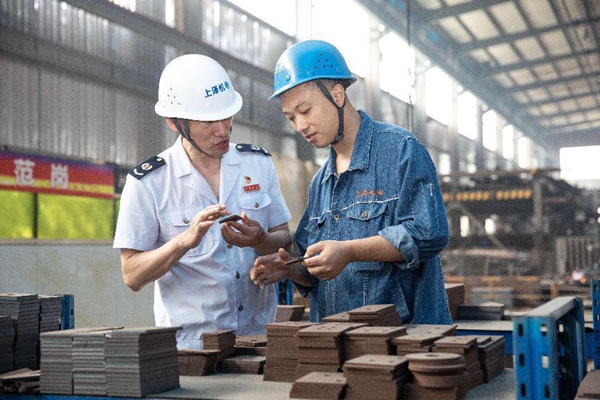 近日，重慶市南川區(qū)稅務(wù)局組織人員走訪高新技術(shù)企業(yè)，了解企業(yè)發(fā)展情況，開(kāi)展稅費(fèi)政策宣傳輔導(dǎo)。楊寅攝