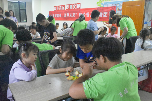 圖為科普課堂之水果發(fā)電小實(shí)驗(yàn)環(huán)節(jié)。重慶電力高專供圖