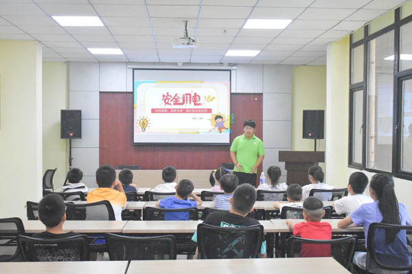 圖為用電安全宣講課堂。重慶電力高專供圖