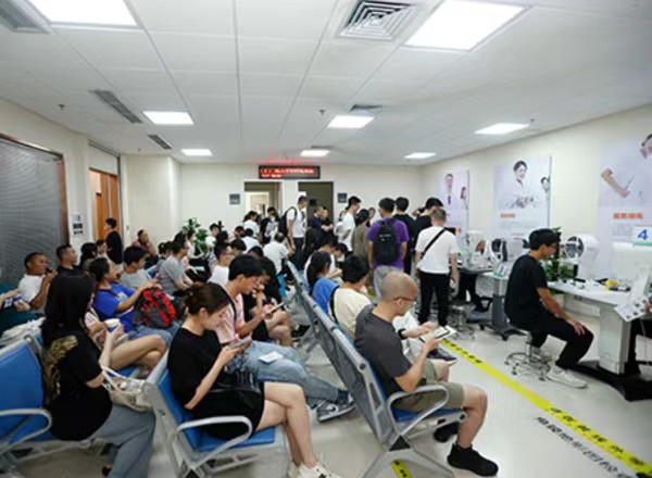 術(shù)前檢查室檢查。重慶愛(ài)爾眼科醫(yī)院總院供圖