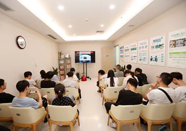 手術(shù)當(dāng)天進(jìn)行術(shù)前宣教。重慶愛(ài)爾眼科醫(yī)院總院供圖