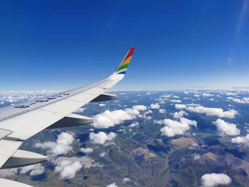 人民日報社重慶分社采訪團隊飛赴昌都。姜峰攝