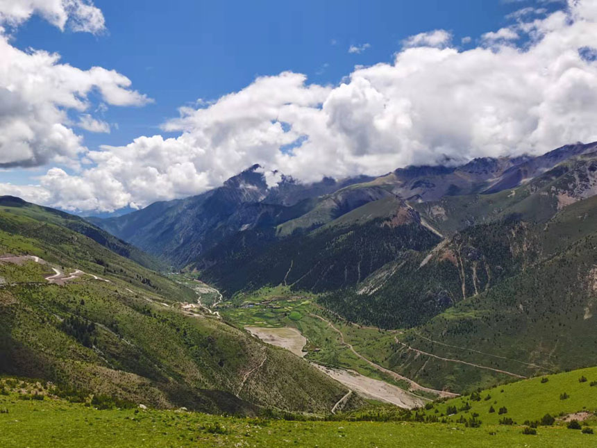 從機場回市區(qū)途中，翻越海拔4572米的浪拉山口。姜峰攝