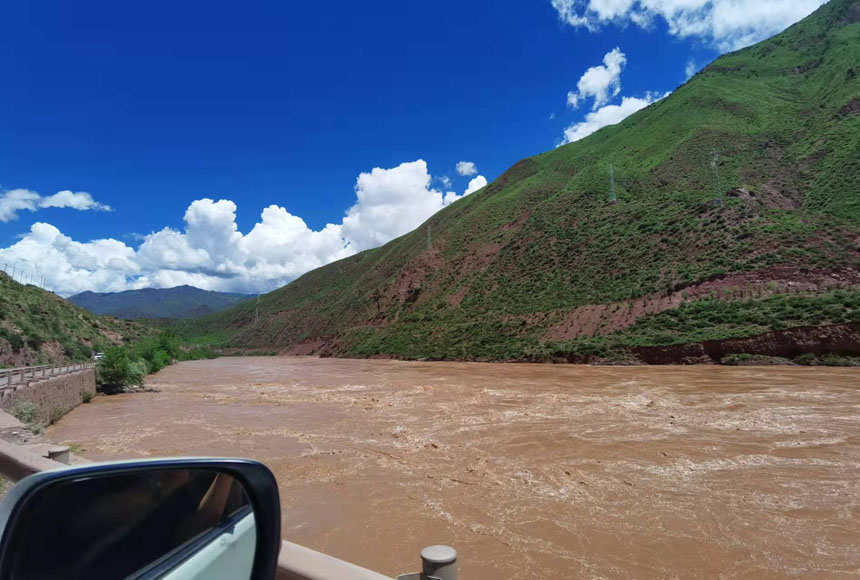 溯流瀾滄江水而上，便是昌都市區(qū)。姜峰攝