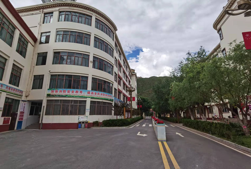 整潔亮堂的昌都市第一高級中學(xué)校園。姜峰攝