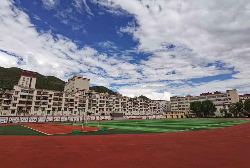 昌都一高的現(xiàn)代化操場，在重慶援建下硬件設(shè)施得到顯著提升。姜峰攝