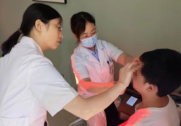 陳春梅為患者檢查眼部情況。重慶南坪愛爾眼科醫(yī)院供圖