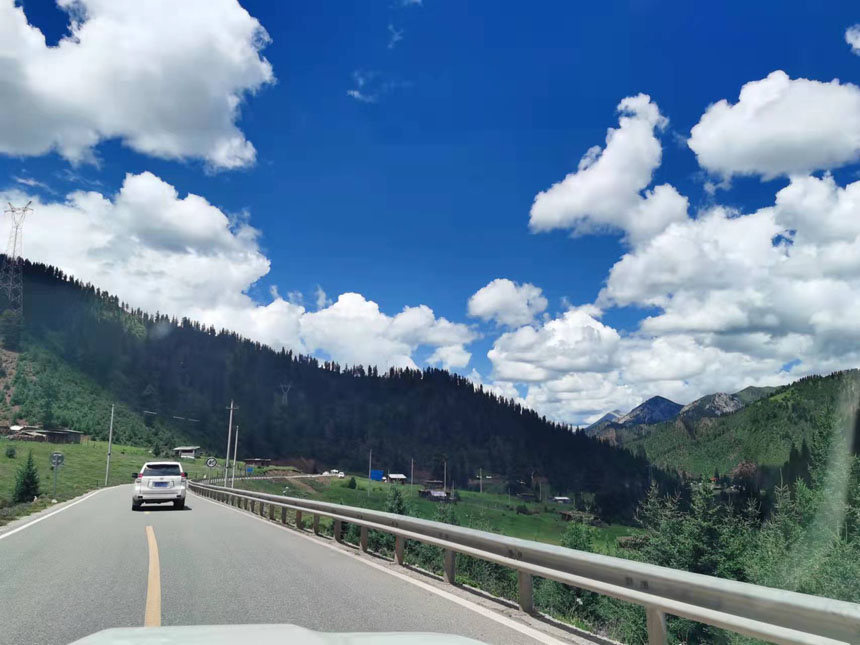 采訪團隊前往類烏齊縣，沿途碧空如洗、長云如海，群山植被豐茂、美不勝收。姜峰攝