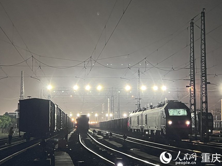 夜幕中繁忙的重慶興隆場(chǎng)編組站。 人民網(wǎng)記者 胡虹攝