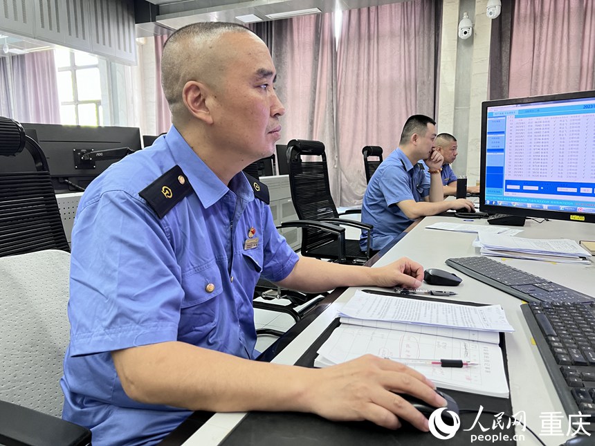 張磊在興隆場(chǎng)車站安全生產(chǎn)調(diào)度指揮中心進(jìn)行調(diào)度。 人民網(wǎng)記者 胡虹攝