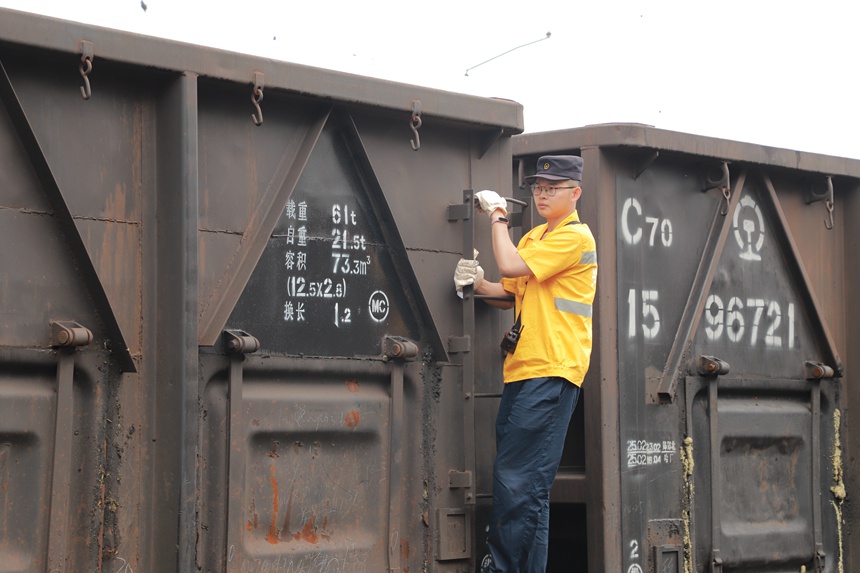 調(diào)車員認(rèn)真瞭望進(jìn)行推送連掛作業(yè)。 重慶興隆場(chǎng)車站供圖