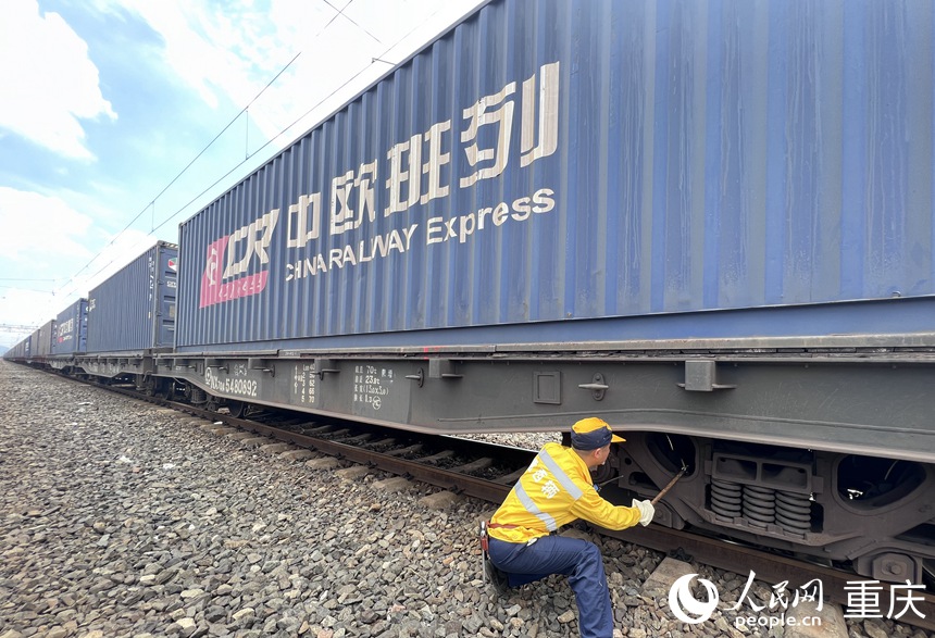 劉子坤正在對(duì)中歐班列進(jìn)行列檢。 人民網(wǎng)記者 胡虹攝