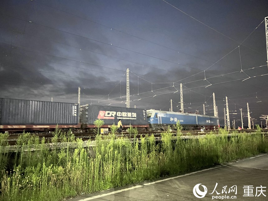 從興隆場(chǎng)編組站出發(fā)的中歐班列。 人民網(wǎng)記者 胡虹攝