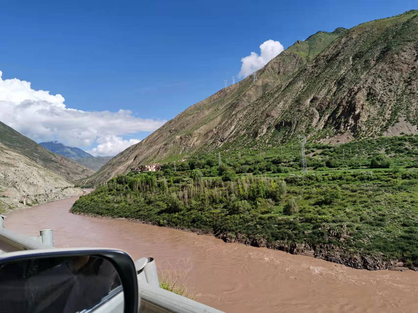 順瀾滄江而下，人民日報社重慶分社采訪團隊奔赴昌都市察雅縣。姜峰攝