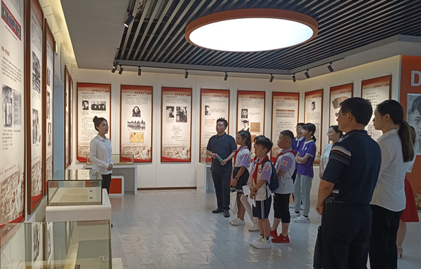 重慶理工大學(xué)馬克思主義學(xué)院研究生紅心宣講團(tuán)宣講紅巖精神。重慶理工大學(xué)供圖