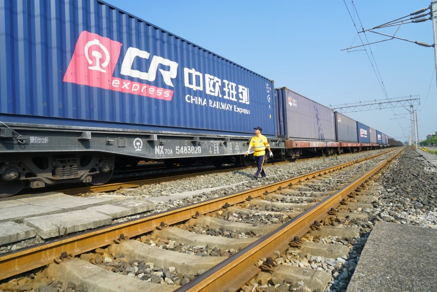 伍洪章正在對中歐班列進(jìn)行列檢。劉彪攝