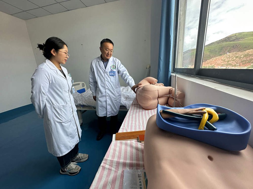 程功在臨床技能培訓基地指導醫(yī)療人員。劉政寧攝