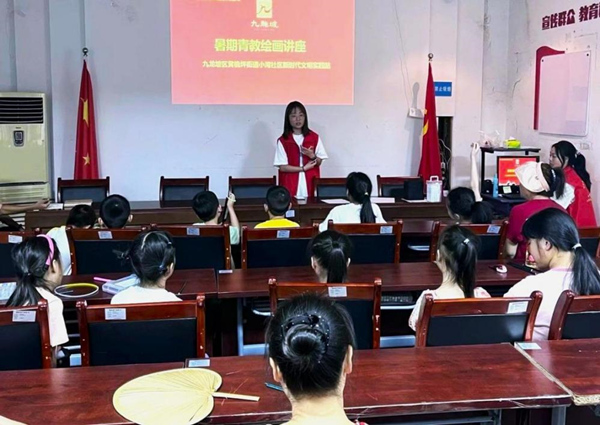 團(tuán)隊(duì)成員給小朋友們講解繪畫技巧。重慶電力高等專科學(xué)校供圖