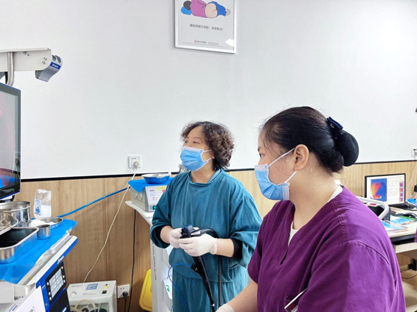 醫(yī)生為患者做胃鏡檢查。重慶東大肛腸醫(yī)院供圖