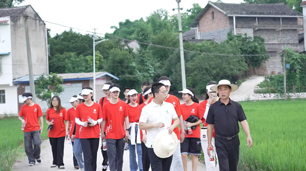 西南政法大學(xué)“三下鄉(xiāng)”社會實踐活動隊伍。路丞武攝